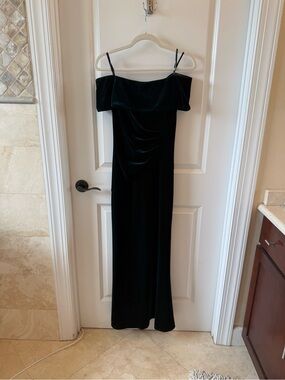 Xscape Off-Shoulder Forest Green Maxi Dress Size 6 Like New